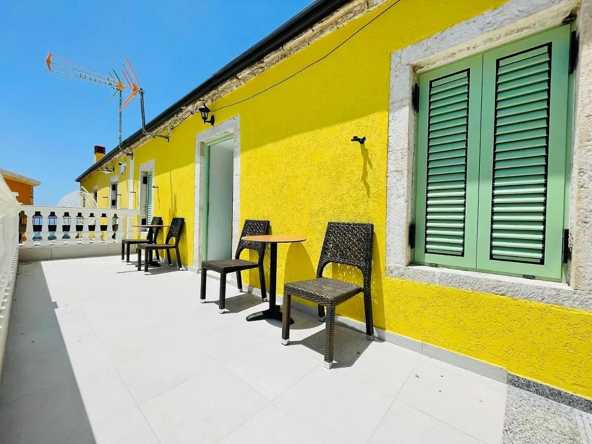 Mpolanos Guesthouse Himara Apartament