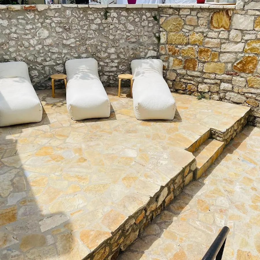 Mpolanos Guesthouse Himare Apartment