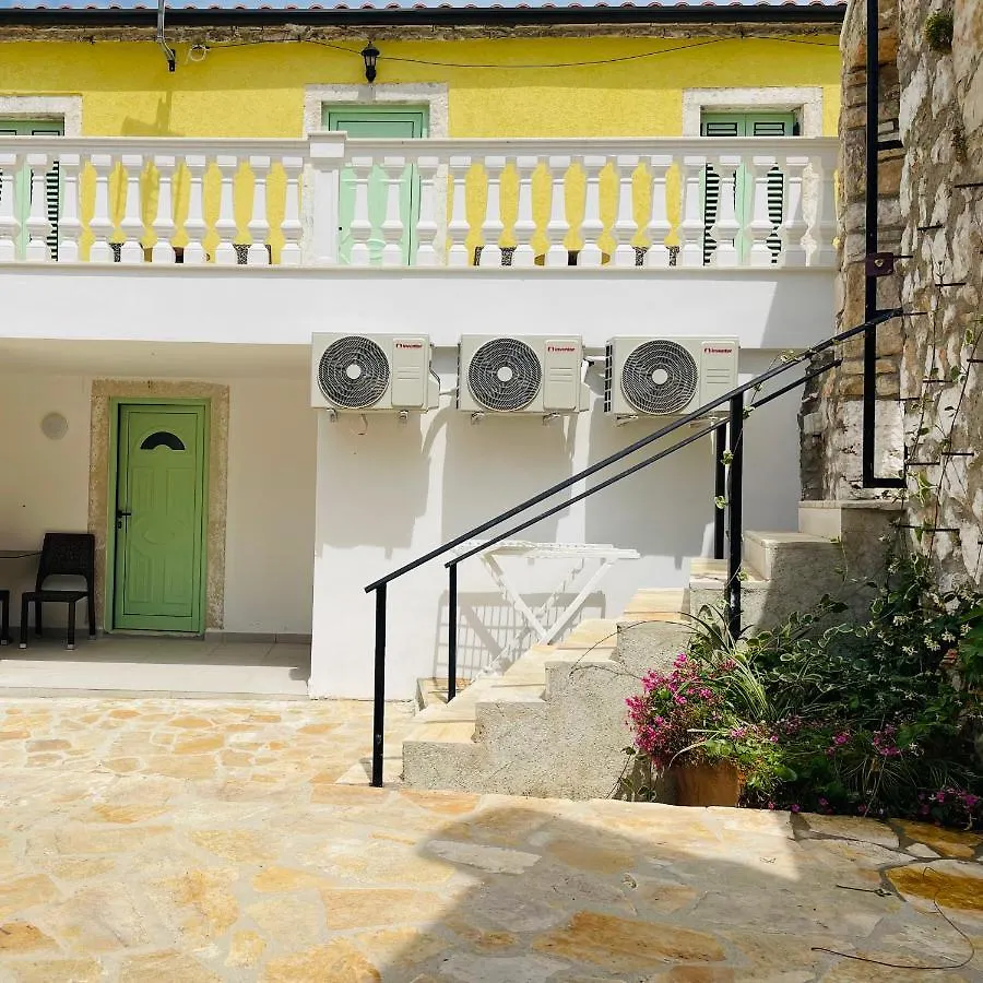 Mpolanos Guesthouse Himare 0*,